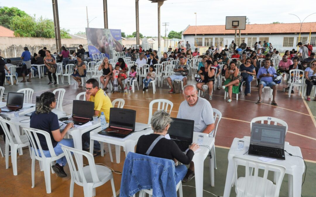 Prefeitura entrega contratos de regularização fundiária para 122 famílias do Anhanduizinho