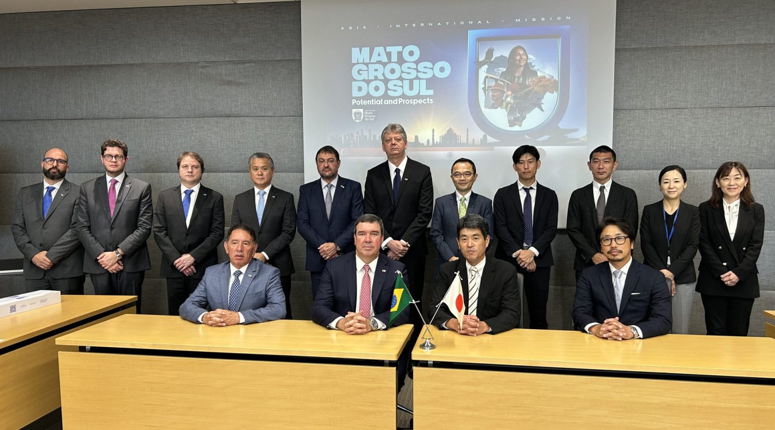 Foto oficial após encontro com empresários da empresa Sumitomo