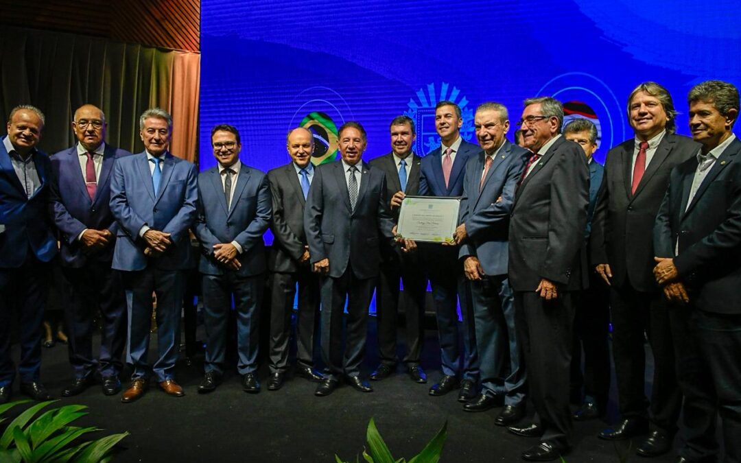 Gerson Claro entrega Título de Cidadão Sul-Mato-Grossense ao presidente do Paraguai