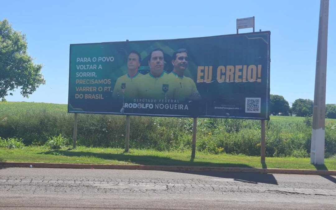 Mesmo após decisão em Dourados, Rodolfo Nogueira mantém outdoor irregular em Itaporã e Justiça determina nova retirada