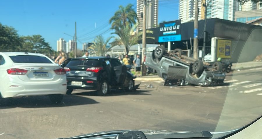Conversão irregular causa capotamento na Via Park em Campo Grande