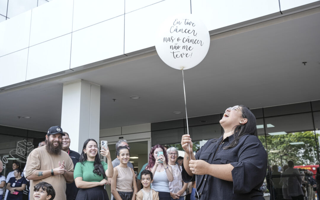 Do toque do sino ao juramento de cuidar: Maria Eduarda celebra a segunda vitória contra o câncer e se prepara na faculdade de Medicina para salvar vidas.