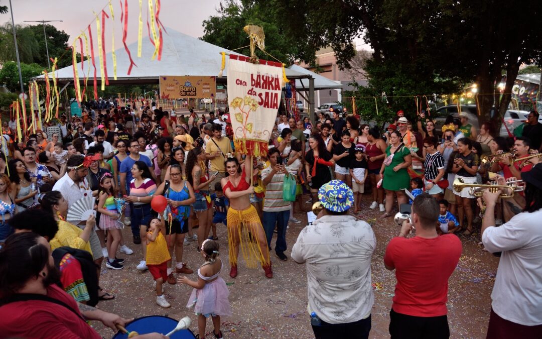 Carnaval de Encantos na Orla Morena: Quando a Cidade Dança na Barra da Saia
