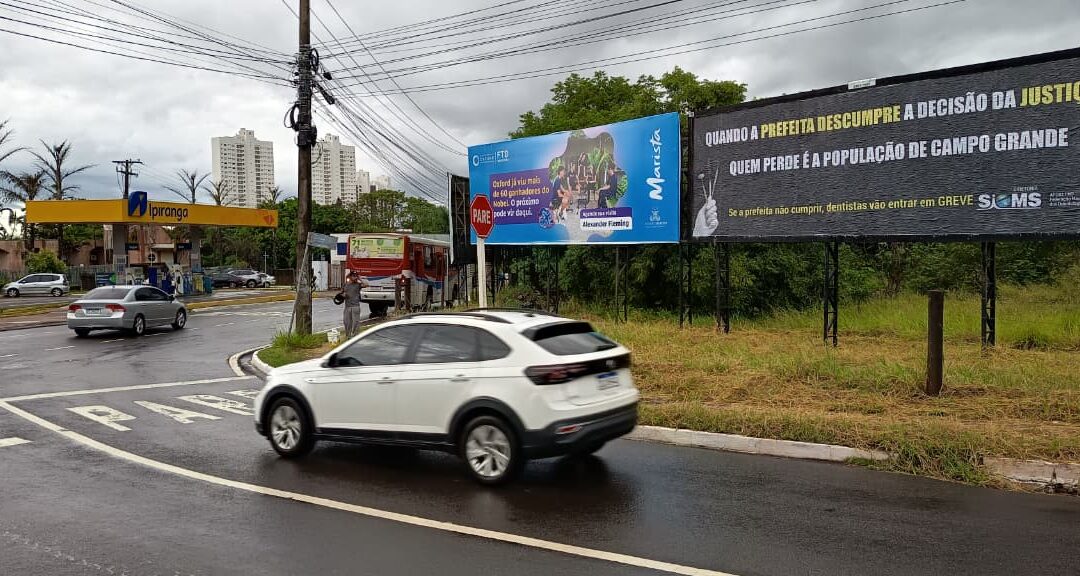 Sioms: outdoors em Campo Grande alertam a população sobre o descaso da prefeita