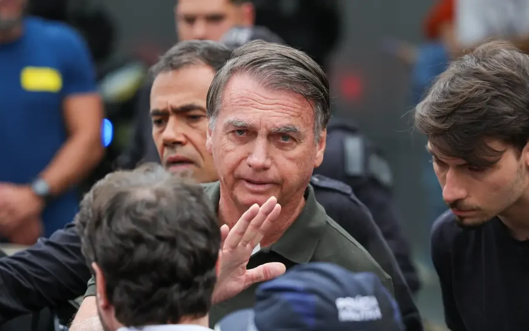 Bolsonaro recebe alta e chega em casa para cumprir prisão domiciliar