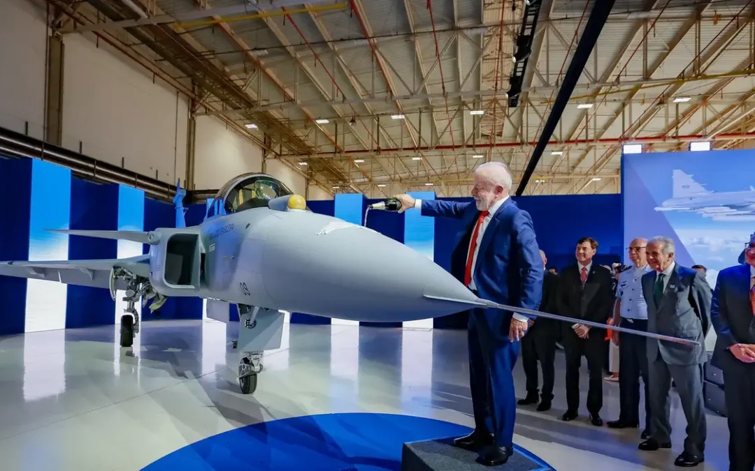 Lula batiza primeiro caça Gripen produzido no Brasil