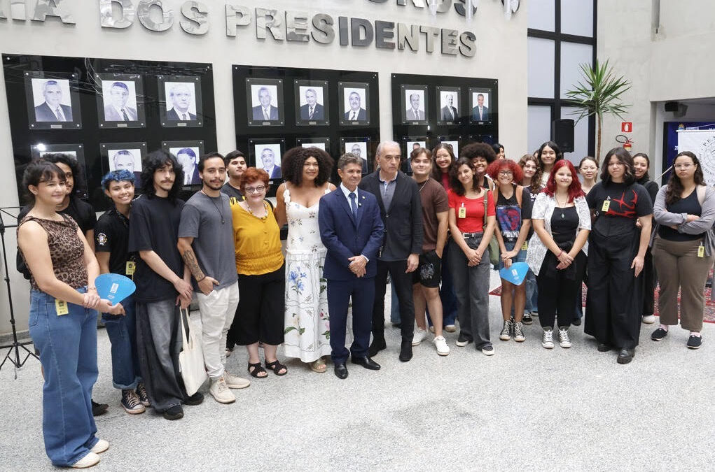 Deputado Rinaldo entrega título de Visitante Ilustre a artista português durante exposição na ALEMS