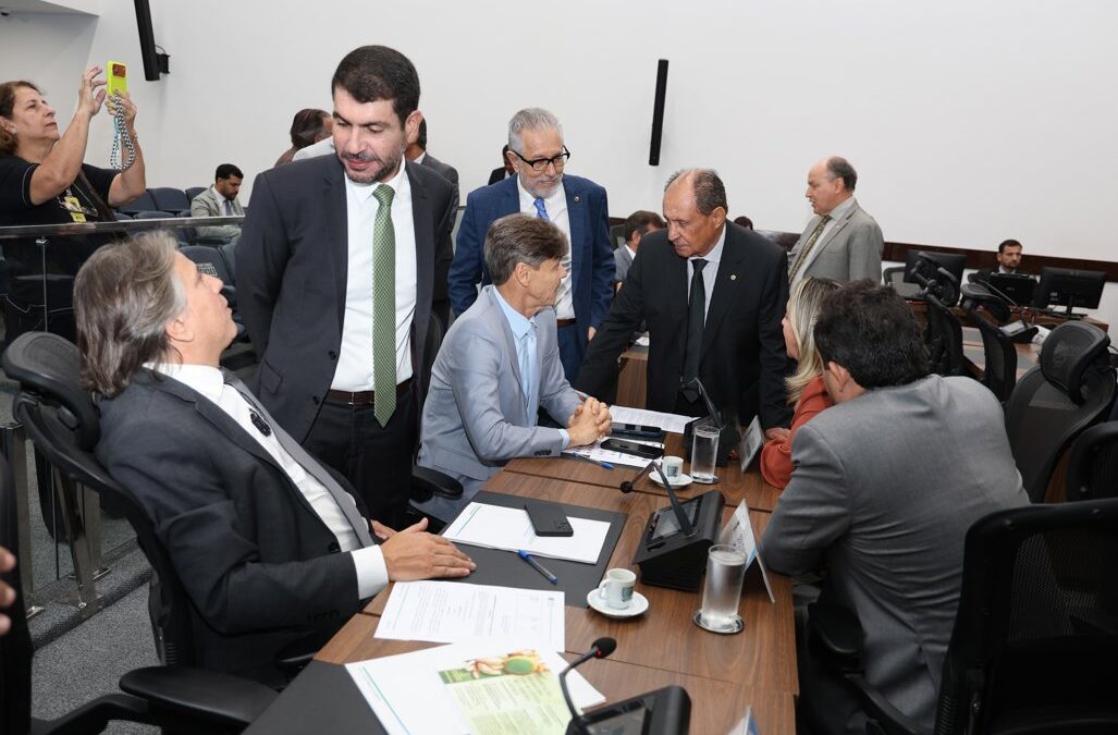 Deputados votam na sessão desta terça-feira doação de imóvel e outros dois projetos