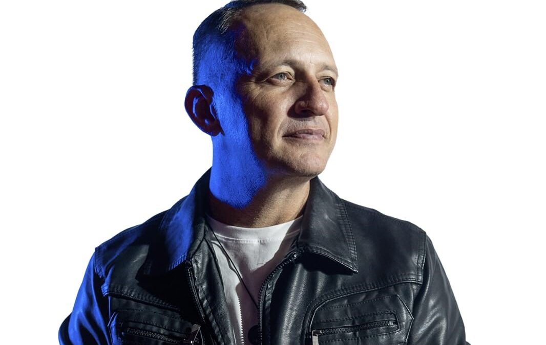 Vocalista da Banda V12 participa do “Papo Reto com Joel Silva” e relembra 10 anos de trajetória no rock sul-mato-grossense