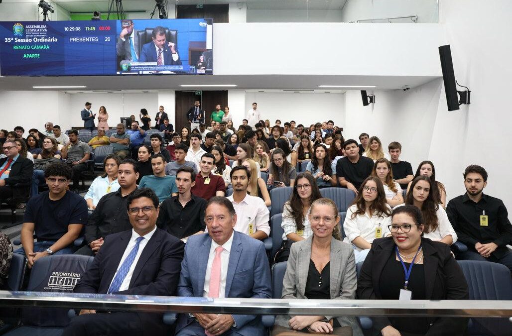 Gerson Claro recebe estudantes de Direito da UCDB na ALEMS