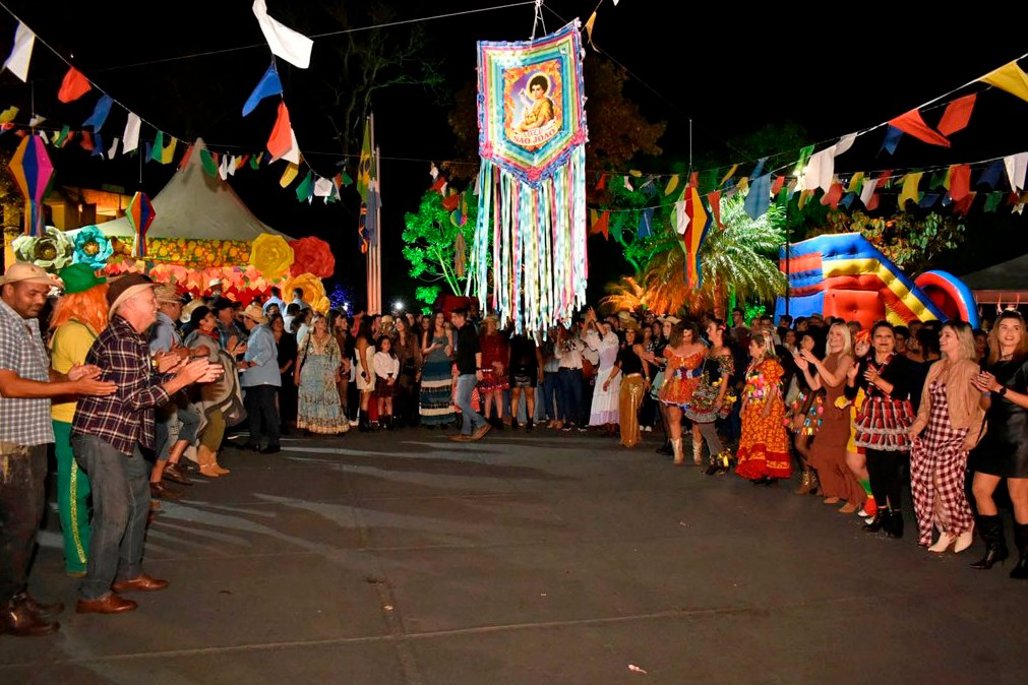 Festa contará com dança típica e os festejos de São João de Corumbá Agência ALEMS: https://al.ms.gov.br/Noticias/145530/barraia-alems-b-4-edicao-da-festa-junina-e-realizada-neste-sabado-com-entra