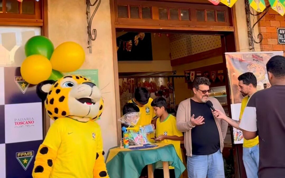 Troca de figurinhas reúne gerações e vira sucesso de público em ação da FFMS na Padaria Toscano