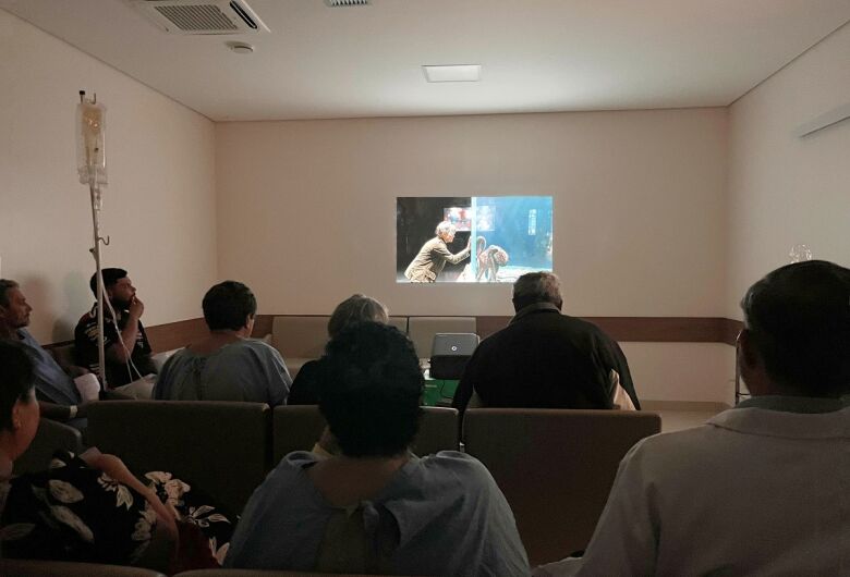 Hospital Cassems de Dourados lança projeto “Cuidado em Cena” e usa o cinema no acolhimento de pacientes oncológicos