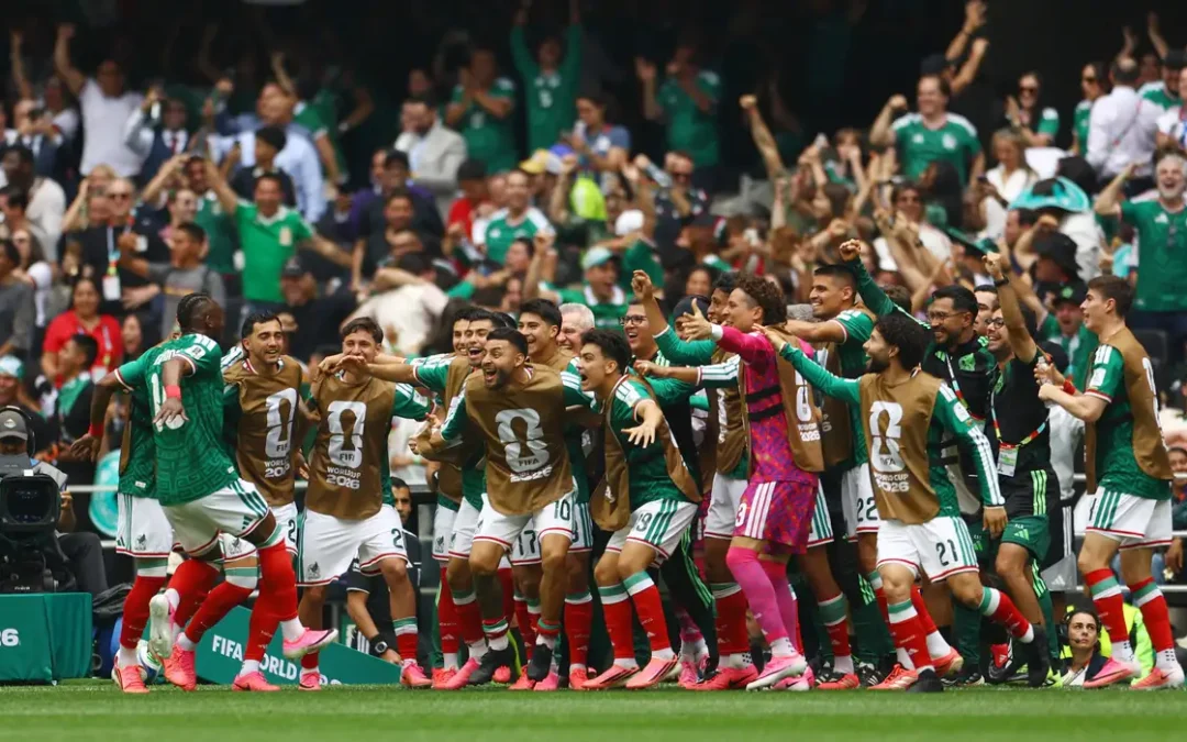 México abre Copa vencendo África do Sul em duelo com três expulsões